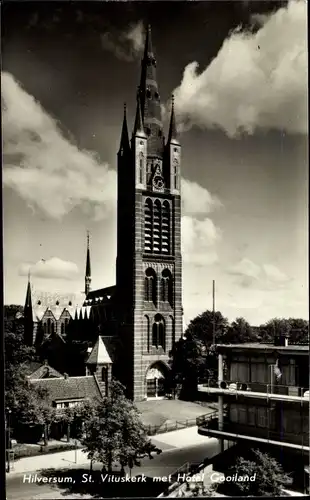 Ak Hilversum Nordholland Niederlande, St. Vituskerk met Hotel Gooiland