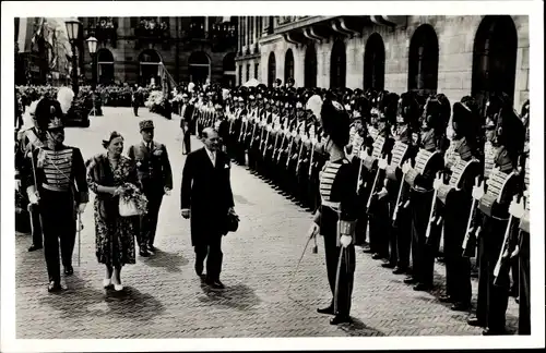 Ak Amsterdam Nordholland Niederlande, Juliana der Niederlande, Präsident Coty, Ehrenwache