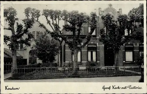 Ak Koudum Friesland Niederlande, Geref. Kerk met Pastorie