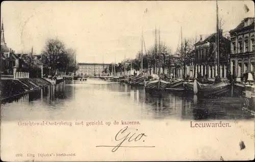 Ak Leeuwarden Friesland Niederlande, Grachtswal-Oosterbrug met gezicht op de kazerne