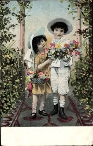 Ak Kinder im Garten, Blumenstrauß, Sträucher