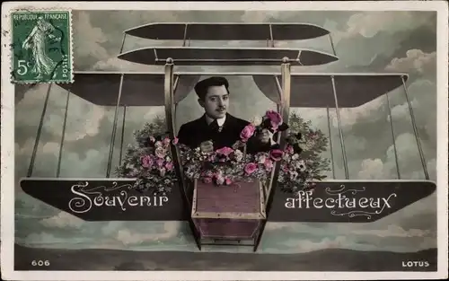 Ak Souvenir affectueux, Portrait von einem Mann in einem Flugzeug, Fotomontage