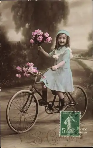 Ak Vive Sainte Catherine, Mädchen mit Rosen auf einem Fahrrad