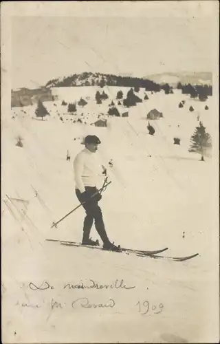 Foto Ak Frankreich ?, Mann auf Skiern 1909, Winterlandschaft