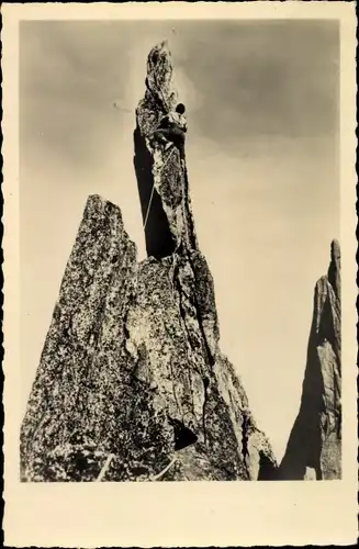 Ak Kletterer an einem Felsen, Bergsteiger