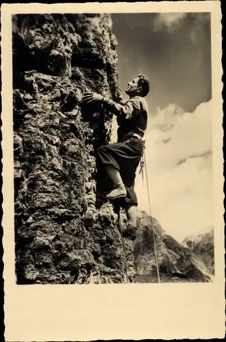 Ak Kletterer an einem Felsen, Bergsteiger