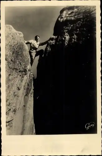 Ak Kletterer an einem Felsen, Bergsteiger