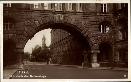 Ak Leipzig in Sachsen, Blick durch den Rathausbogen