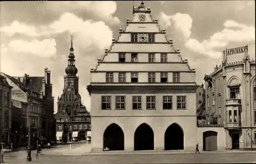 Ak Hansestadt Greifswald, Platz der Freundschaft mit Rathaus, Apotheke