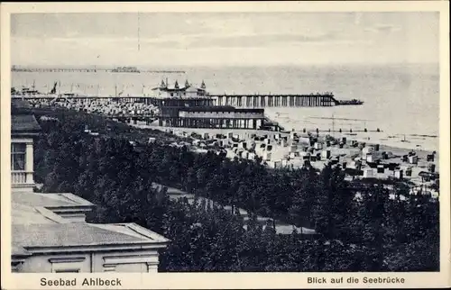 Ak Ostseebad Ahlbeck Heringsdorf auf Usedom, Blick auf die Seebrücke, Strand