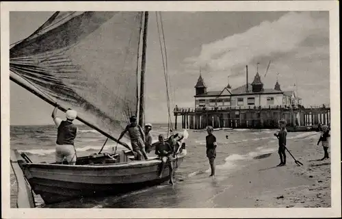 Ak Ostseebad Ahlbeck Heringsdorf auf Usedom, Segelboot am Strand