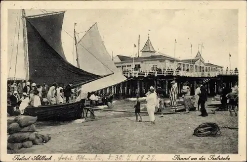 Ak Ostseebad Ahlbeck Heringsdorf auf Usedom, Strand an der Seebrücke, Segelboot