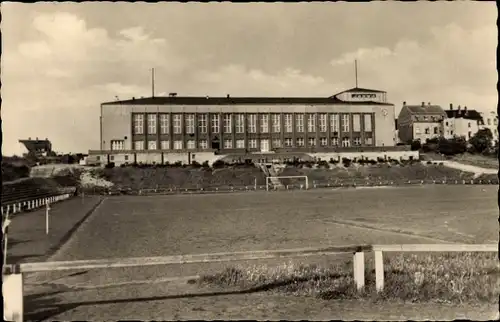 Ak Meerane in Sachsen, Karl-Liebknecht-Haus und Sportplatz