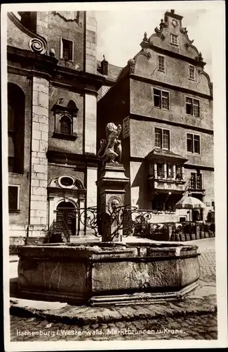 Ak Hachenburg im Westerwald, Marktbrunnen und Krone