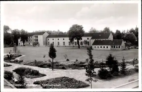 Ak Neumünster in Holstein, Parkanlage, Textilfachschule