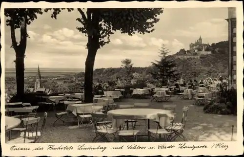 Ak Wernigerode am Harz, Terrasse des Kurhotel Lindenberg mit Schloss und Stadt