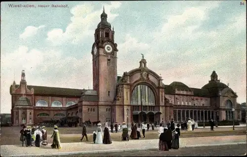 Ak Wiesbaden in Hessen, Neuer Bahnhof, Außenansicht, Passanten