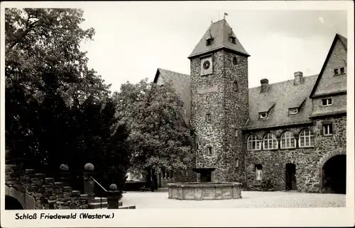 Ak Friedewald Westerwald, Schloss, Brunnen