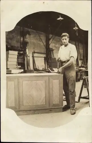 Foto Ak Tischler in seiner Werkstatt, Möbelstück, Maschinen