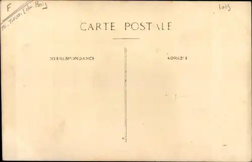 Foto Ak Tischler in seiner Werkstatt, Möbelstück, Maschinen