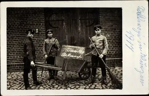 Foto Ak Deutsche Soldaten in Uniformen mit Straßenbesen, I WK