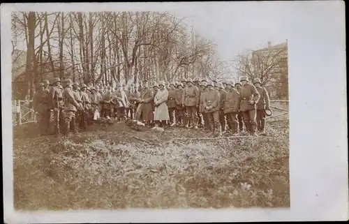 Foto Ak Deutsche Soldaten in Uniformen mit Stahlhelmen, Pickelhaube