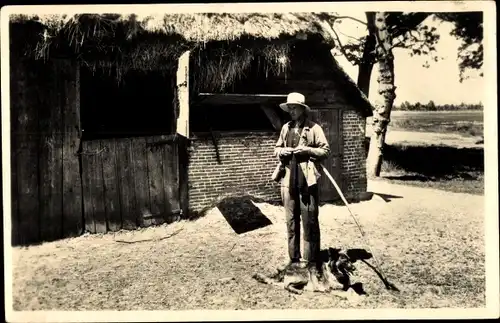 Ak Kralo Drenthe, De scheper en zijn hond, Schäfer in holländischer Tracht mit Schäferhund