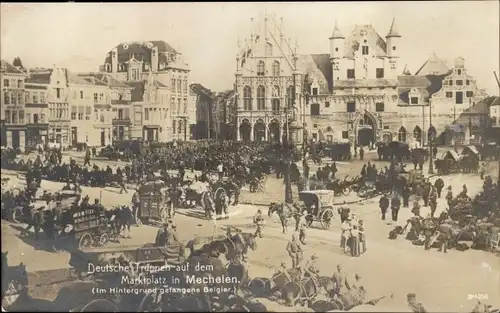 Ak Mechelen Mecheln Malines Flandern Antwerpen, deutsche Truppen auf dem Marktplatz, Kriegsgefangene