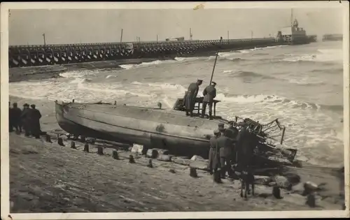 Foto Ak Oostende Ostende Westflandern, deutsche Soldaten mit Motorboot am Strand, Marine 1. WK