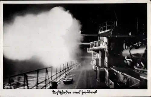 Ak Deutsches Kriegsschiff, Nachtschießen eines Zerstörers, Kriegsmarine