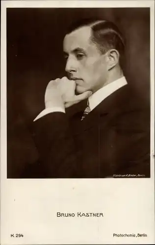 Ak Schauspieler Bruno Kastner, nachdenklich im Anzug