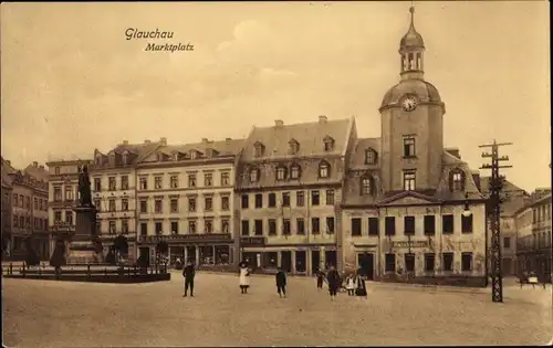 Ak Glauchau in Sachsen, Marktplatz, Glockenturm, Denkmal, Passanten