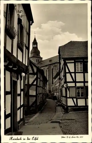 Ak Heimbach in der Eifel, Straßenansicht, Fachwerkhäuser, Kirchturm