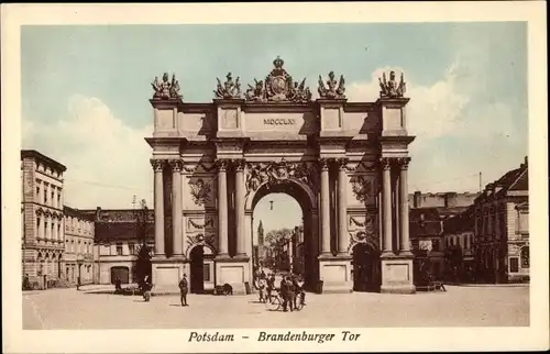 Ak Potsdam, Straßenpartie vor dem Brandenburger Tor, Fahrrad