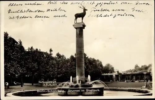 Ak Berlin Schöneberg, Brunnen mit Stadtpark, Hirsch