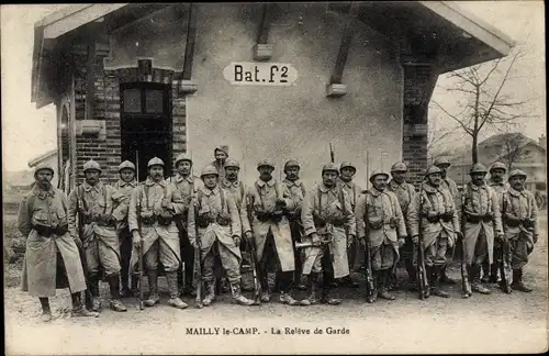 Ak Mailly le Camp Aube, La Releve de Garde, französische Soldaten