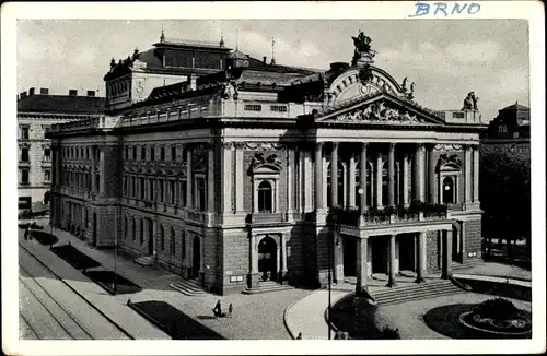 Ak Brno Brünn Südmähren, Straßenpartie mit Blick auf Stadttheater