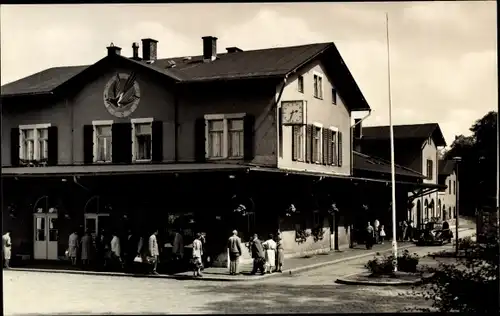 Ak Bad Elster im Vogtland, Bahnhof, Straßenansicht