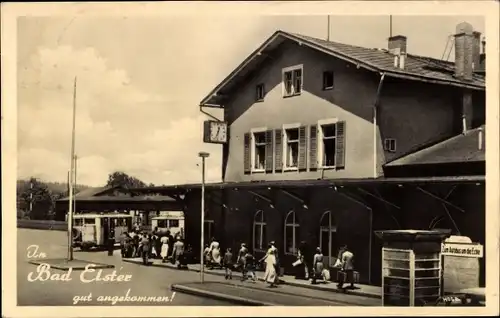 Ak Bad Elster im Vogtland, Bahnhof, Außenansicht, Reisende