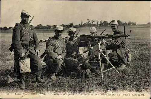Ak Sissonne Aisne, Camp de Sissonne, Soldats d'Infanterie, Gewehr, I. WK