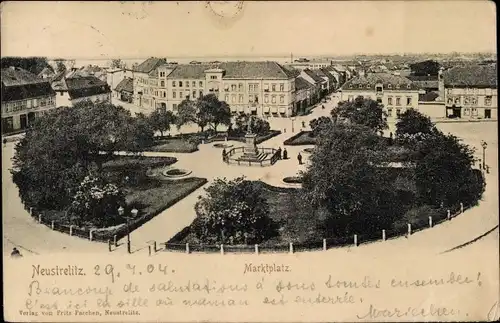 Ak Neustrelitz, Blick auf den Marktplatz, Grünanlagen, Denkmal, Statue