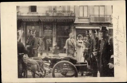 Foto Ak Bruxelles Brüssel, Stadtansicht, Polizisten, Fuhrwerk, Geschäft