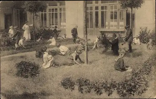 Ak Kalmthout Calmpthout Flandern Antwerpen, Diesterweg's Schoolvilla, Verzorgen der bloemen