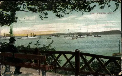 Ak Kiel, Kriegshafen, Herr auf Parkbank blickt auf den Hafen, Kriegsschiffe