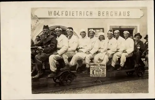 Foto Ak Wolf Dietrich Berghaus, Gruppenbild, Stadtrundfahrt