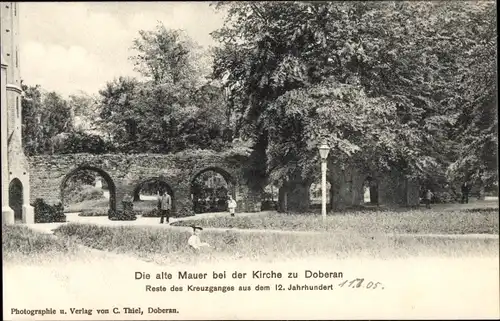 Ak Bad Doberan in Mecklenburg, Die alte Mauer bei der Kirche, Reste des Kreuzganges