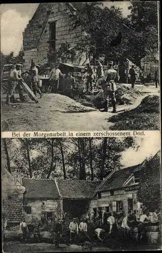 Ak Deutsche Soldaten bei der Morgenarbeit in einem zerschossenem Dorf, I. WK