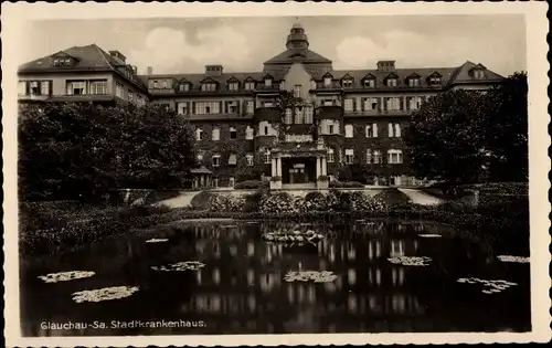 Ak Glauchau in Sachsen, Stadtkrankenhaus, Ansicht über Teich