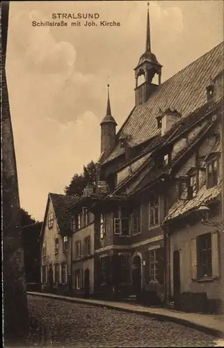 Ak Stralsund in Vorpommern, Partie in der Schillstraße, Johanniskirche