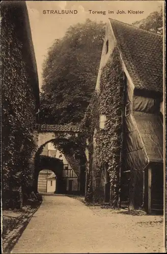 Ak Stralsund in Vorpommern, Torweg im Joh. Kloster